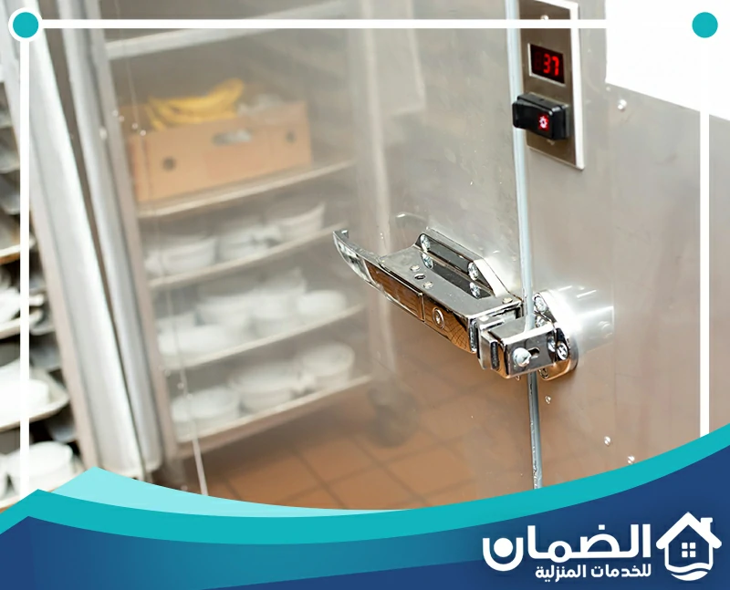 إصلاح غرف التجميد في الإمارات 0527042162 شركة الضمان فحص نظام التحكم وباب غرفة تجميد مع التأكد من سلامة القفل واستجابة التشغيل أثناء الصيانة