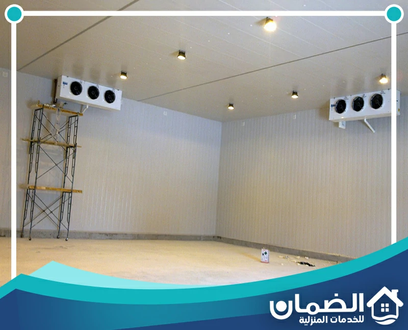 صيانة أنظمة التجميد الصناعية في الإمارات 0527042162 شركة الضمان تنفيذ صيانة لغرفة تجميد كبيرة عبر فحص وحدات التبريد وضبط توزيع الهواء داخل المكان