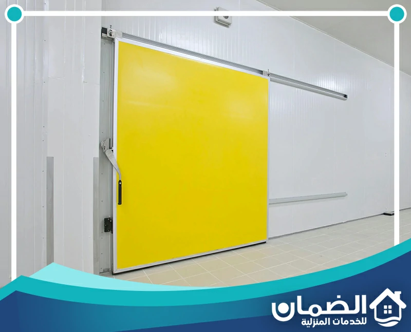 صيانة غرف تبريد 24 ساعة دبي 0527042162 شركة الضمان معاينة ألواح غرفة التبريد للتأكد من سلامة العزل والحفاظ على ثبات درجة الحرارة في دبي.