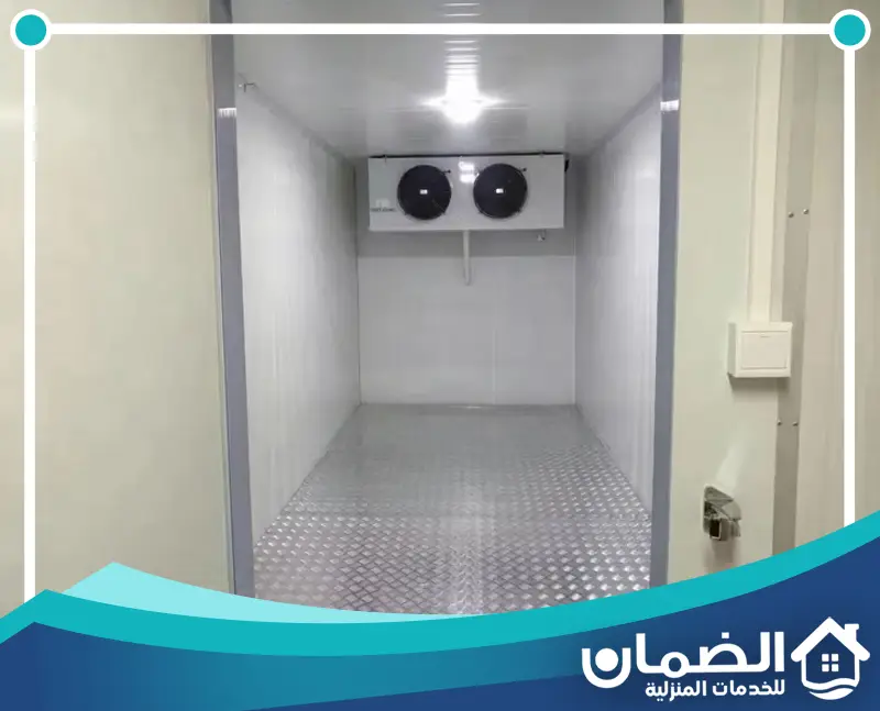 فني صيانة غرف تجميد متنقل في عجمان 0527042162 شركة الضمان تنفيذ صيانة لوحدة تبريد غرفة تجميد مع مراجعة العزل الداخلي أثناء العمل